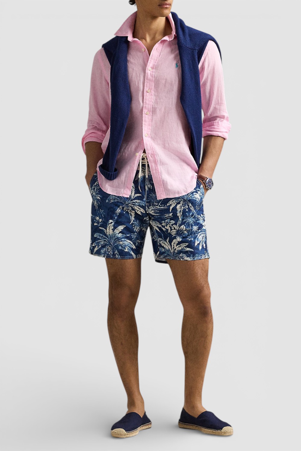 תמונת כל הלוק של חולצה מכופתרת